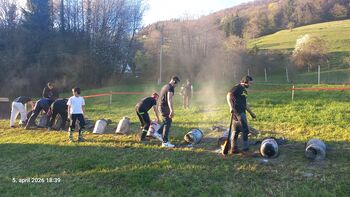 Frankulski ladarji nadaljujejo dolgoletno tradicije pokanja na mlečne kante Frankulski ladarji nadaljujejo dolgoletno tradicije pokanja na mlečne kante