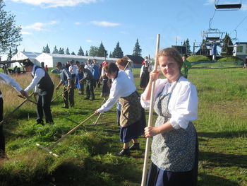 Vriskanje koscev in grabljic na Rogli
