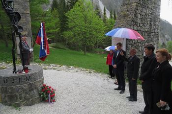 PRED DNEVOM ZMAGE POLOŽILI VENEC PRED SPOMENIKOM V PODLJUBELJU