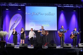 AN FLET'N VEČER V ZNAMENJU DRUŽINSKIH NAVEZ V GLASBENIH ZASEDBAH