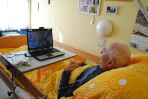  V Domu Petra Uzarja Tržič starostniki preko Skypa komunicirajo z domačimi