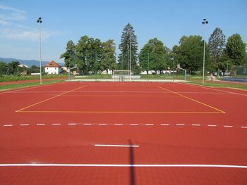 Vlada z odlokom dopušča nekatere športe v svoji občini in dela na zasebnih zemljiščih zunaj občine