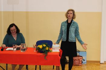 SREČANJE OSNOVNOŠOLCEV S PISATELJICO IN IGRALKO NATAŠO KONC LORENZUTTI SREČANJE OSNOVNOŠOLCEV S PISATELJICO IN IGRALKO NATAŠO KONC LORENZUTTI