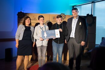Mladi podjetniki iz Tržiča prejeli nagradi v Postojni Mladi podjetniki iz Tržiča prejeli nagradi v Postojni
