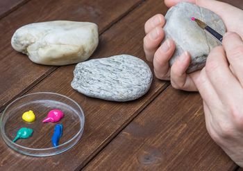 Risanje sveč na kamne