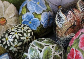 Slikanje sveč, rož in drugih motivov na kamne