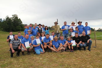  Šmihelski kulturniki priredili 1. občinsko tekmovanje v košnji trave z ročno koso