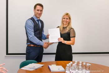 Agencija za varnost prometa podelila prikazovalnik hitrosti tudi Občini Bled