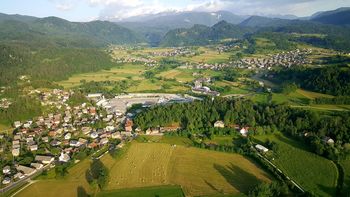 Odgovor na pobudo za prepoved nizkih krožnih preletov helikopterjev in letal čez Bled