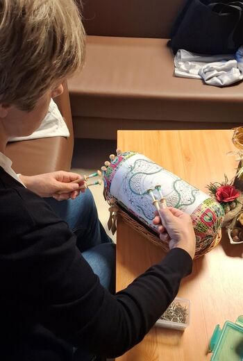 Ustvarjalna delavnica s klekljarsko skupino Žnurce