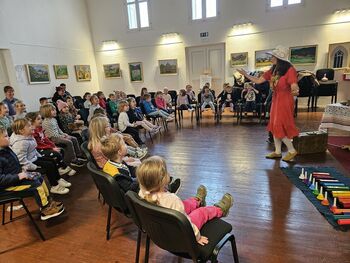 Predstava Kovčekteta na obisku navdušila šentrupertske otroke