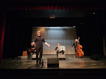 Koncert etno bande Poseben gušt v Mokronogu navdušil s pristnostjo