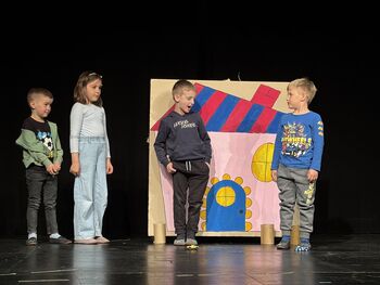 Šentrupertski prvošolci na Območnem srečanju otroških gledaliških skupin Šentrupertski prvošolci na Območnem srečanju otroških gledaliških skupin