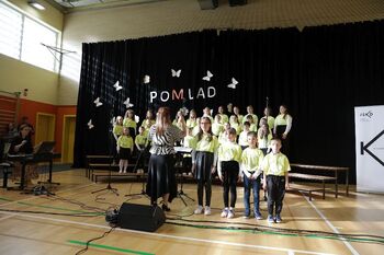 Pesem povezuje: območna revija mladih pevcev v Dobrniču Pesem povezuje: območna revija mladih pevcev v Dobrniču