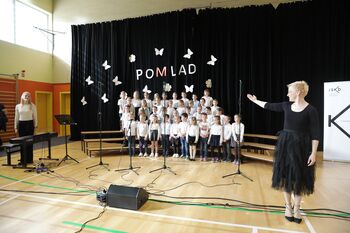 Učenci iz Mokronoga in Trebelnega zapeli na območni reviji mladih pevcev v Dobrniču