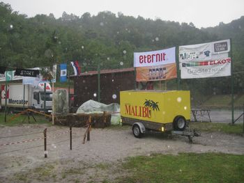 Mušje dirke v Levpi preprečila poletna nevihta