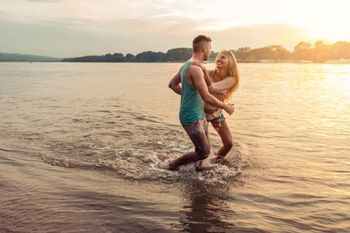 Odkrij prednosti poletja za nove simpatije na ona-on.com: 5 razlogov, zakaj je to pravi čas!