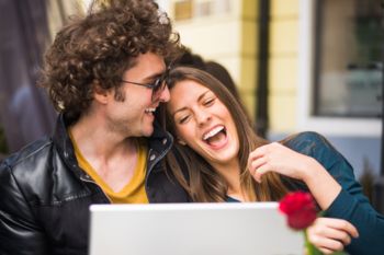 Na zmenek z BREZPLAČNIM preizkusom ona-on.com! Čaka te več kot 80.000 samskih