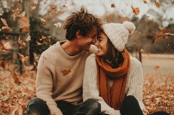 Jesen prinaša nove iskrice: Zakaj je zdaj pravi čas za spoznavanje?