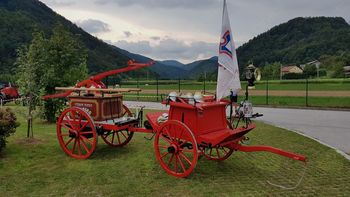 V CELOTI OBNOVLJENA ROČNA GASILSKA BRIZGALNA 