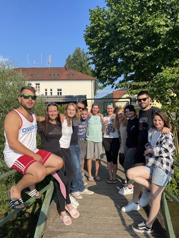 Gradimo most med mladostjo in modrostjo