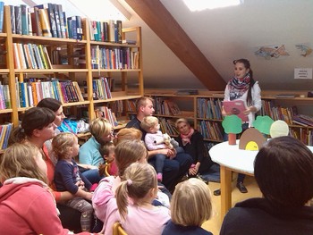 pravljična urica v Knjižnici Dvor