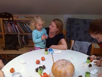 Ura pravljic in ustvarjalna delavnica