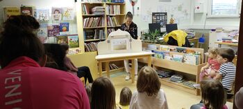 Nova sezona pravljičnih uric v Knjižnici Dvor: Skupaj na čarobni poti skozi pravljice