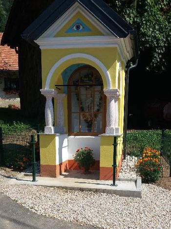 Blagoslov obnovljene kapelice na Vologi in odprtje obnovljenega odseka lokalne ceste