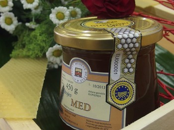 Sortnost medu Sortnost medu