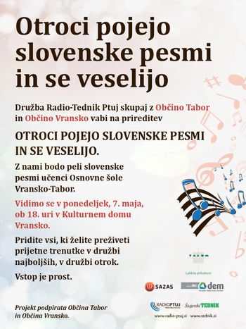 OTROCI POJEJO SLOVENSKE PESMI IN SE VESELIJO