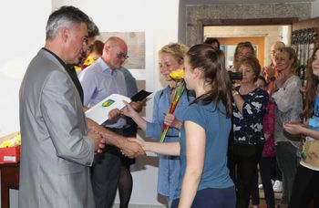 Razstavlja 262 učencev skupaj 250 del