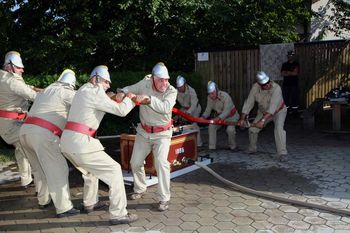 Tekmovanje s starimi ročnimi in motornimi brizgalnami