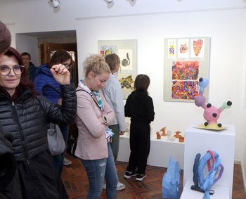 Razstavlja 152 učenk in učencev, iz OŠ Vransko-Tabor 36 učencev s štirimi mentoricami