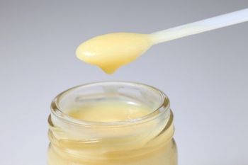 Pri prehladu si lahko pomagamo z apiterapevtskimi nasveti