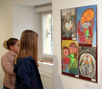 Na ogled izdelki 160 učencev 9 osnovnih šol. OŠ Vransko-Tabor: 14 učencev, mentorice: Mateja Jeler, Polona Vodičar, Tina Žličar