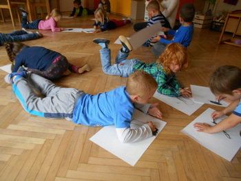 EN KOVAČ KONJA KUJE…