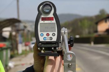 Med 6. in 12. avgustom poostreno nad prehitre voznike