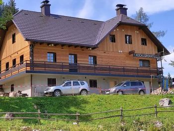 Se odpravljaš na Veliko Raduho? Ustavi se v koči v Grohotu!