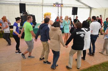 Brigita Šuler zabavala uporabnike ona-on. Poročila se bosta Monika in Borut. 