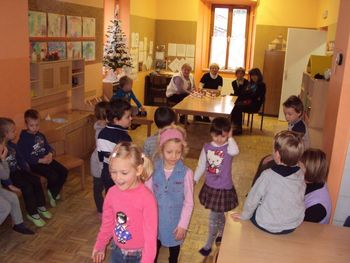 Obisk članic Društva Talon v stari šoli