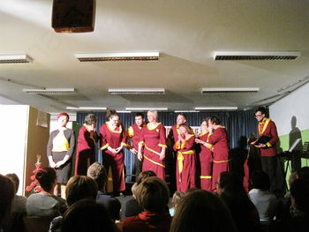 Vaja zbora - komedija v treh dejanjih s streljanjem in petjem