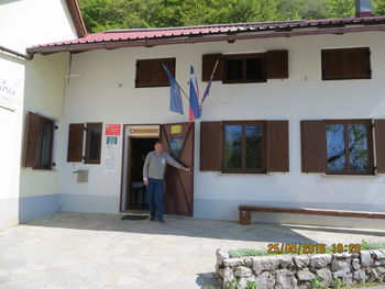 Prenovljena koča na Čavnu