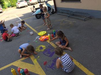 Parkirišče za vrtcem – neposlikan list papirja