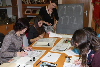 Tečaj kaligrafije v Medobčinski splošni knjižnici Žalec