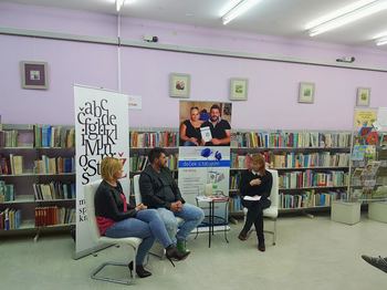 DEČEK S TATUJEM NA SRCU – predstavitev knjige ter pogovor z avtorjem Simonom Mišićem in njegovo partnerico Suzano Štravs