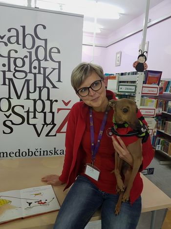 Poslušam za PET – pravljična ura v sodelovanju Medobčinske splošne knjižnice Žalec in terapevtskega para psičke Aurike in njene vodnice Helene