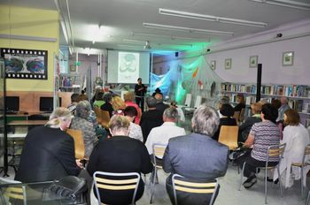 Skodelica kave in "jedna jedelj pomaranča" – Noč knjige v Medobčinski splošni knjižnici Žalec Skodelica kave in "jedna jedelj pomaranča" – Noč knjige v Medobčinski splošni knjižnici Žalec