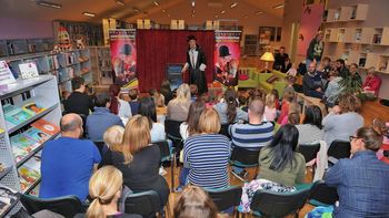 Čarodej Sam Sebastian s predstavo Take bučne