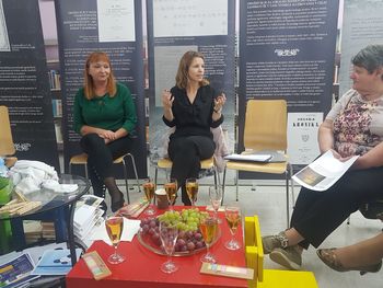 BREZ VOZOVNICE V SVET je naslov nove sezone študijsko bralnih druženj v sodelovanju Medobčinske splošne knjižnice Žalec in UPI Ljudske univerze Žalec